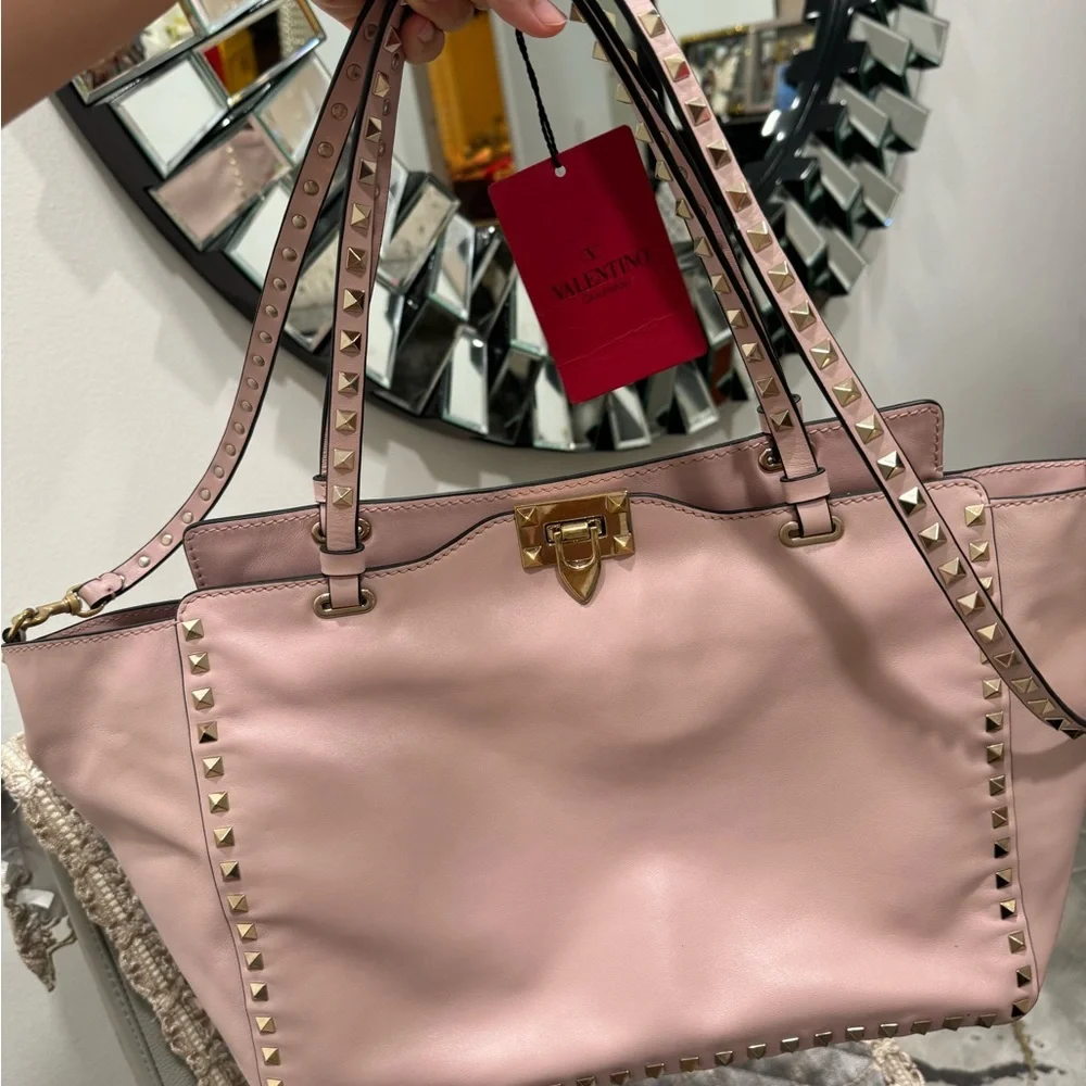 Valentino Garavani Pink Rockstud Leather Shoulder Bag - Picture 4 of 4